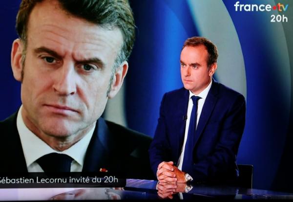Le Premier ministre démissionnaire Sébastien Lecornu devant un portrait du président Emmanuel Macron lors d'une interview sur le plateau du JT de 20H00 de France 2, le 8 octobre 2025 à Paris