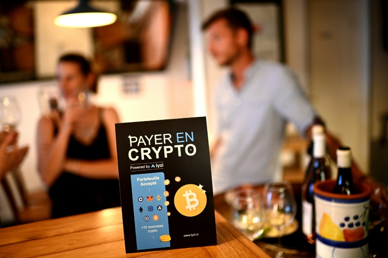 Des clients à une dégustation à la microbrasserie et bar La Fracasse, où le paiement en cryptomonnaie via l'application mobile Lyzi est disponible, à Talence, près de de Bordeaux, le 26 juin 2025