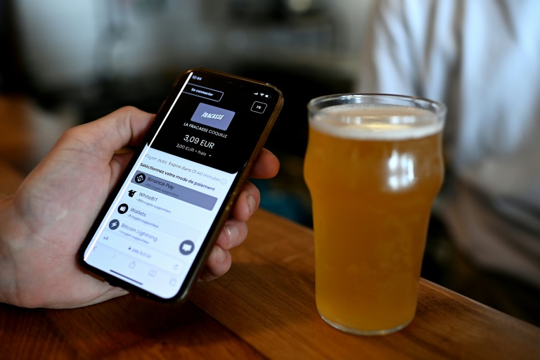 Un paiement en cryptomonnaie via l'application mobile Lyzi au bar La Fracasse à Talence, près de Bordeaux, le 1er juillet 2025