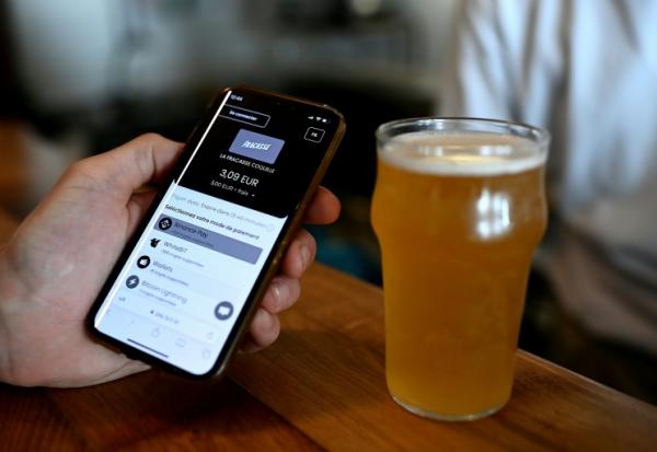 Un paiement en cryptomonnaie via l'application mobile Lyzi au bar La Fracasse à Talence, près de Bordeaux, le 1er juillet 2025