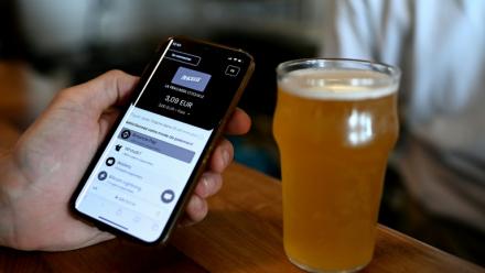 Un paiement en cryptomonnaie via l'application mobile Lyzi au bar La Fracasse à Talence, près de Bordeaux, le 1er juillet 2025
