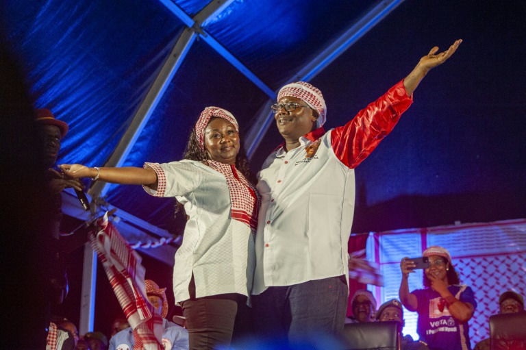 Le président sortant et candidat à sa succession, Umaro Sissoco Embalo (d) salue ses partisans en compagnie de son épouse, Dinisia Reis Embalo, lors d'un rassemblement politique à Bissau, le 11 novembre 2025