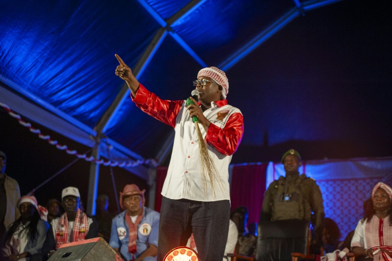 Le président sortant et candidat à sa succession, Umaro Sissoco Embalo, s'adresse à ses partisans lors d'un meeting  politique à Bissau, le 11 novembre 2025