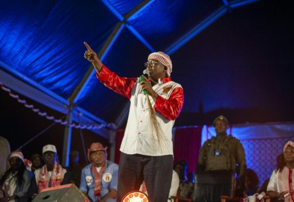 Le président sortant et candidat à sa succession, Umaro Sissoco Embalo, s'adresse à ses partisans lors d'un meeting  politique à Bissau, le 11 novembre 2025