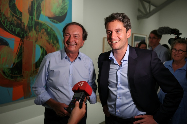 Le secrétaire général de Renaissance Gabriel Attal au côté de Michel-Edouard Leclerc (G), lors d'une visite à Landerneau, dans le Finistère, le 23 juillet 2026