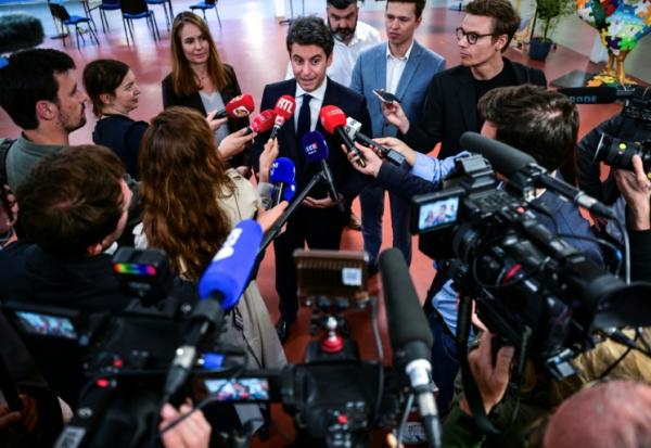 Gabriel Attal (c), secrétaire général de Renaissance et candidat à l'élection présidentielle de 2027, s'adresse aux médias à l'issue du 59e congrès des Jeunes Agriculteurs (JA), à Bourg-en-Bresse, le 4 juin 2026 dans l'Ain