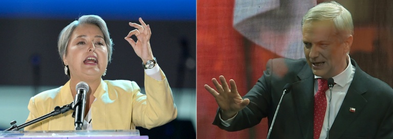 (COMBO) Cette combinaison de photos d’archives réalisée le 14 novembre 2025 montre la candidate présidentielle chilienne Jeannette Jara (g), de la coalition Unidad por Chile, lors de son meeting de clôture de campagne à Valparaíso, le 13 novembre 2025, et José Antonio Kast (d), du Parti républicain, lors de son propre meeting de clôture de campagne à Concepción, au Chili, le 13 novembre 2025