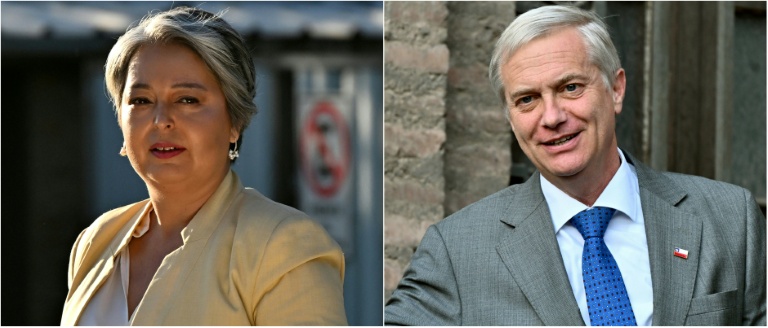 La candidate à la présidence du Chili Jeannette Jara (à gauche) de la coalition Unidad por Chile et le candidat à la présidence du Chili José Antonio Kast, du Partido Republicano, à Santiago, le 3 décembre 2025
