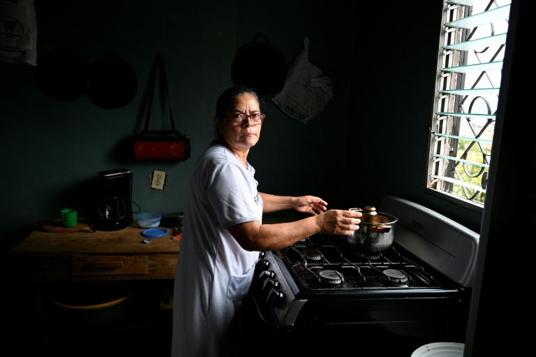 Bertha Sierra, 57 ans, chez elle dans le quartier Cantarero de Tegucigalpa, le 26 novembre 2025, craint que son petit-fils, qui lui envoie de l'argent, ne soit expulsé des Etats-Unis