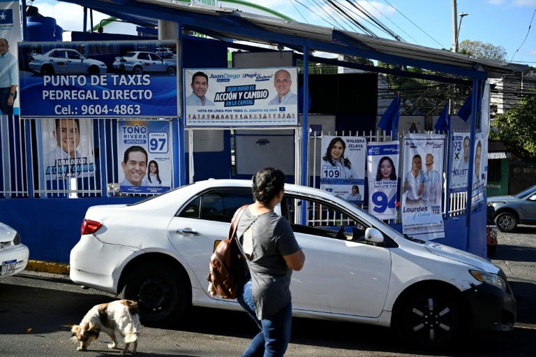 Des affiches du candidat à l'élection présidentielle au Honduras et homme d'affaires de droite Nasry Asfura placardées à Tegucigalpa le 27 novembre 2025