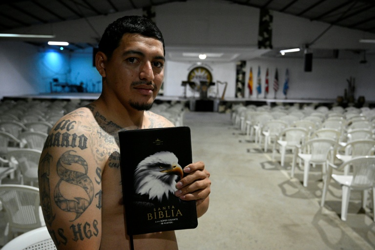 Eliseo Pineda, 29 ans, membre d'une église évangélique, tente de réhabiliter d'anciens membres de gangs comme lui, à Tegucigalpa, le 26 novembre 2025