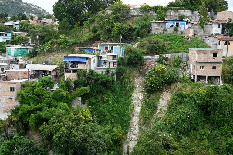 Un glissement de terrain dans le quartier du 14 de Enero, à Tegucigalpa, le 26 novembre 2025