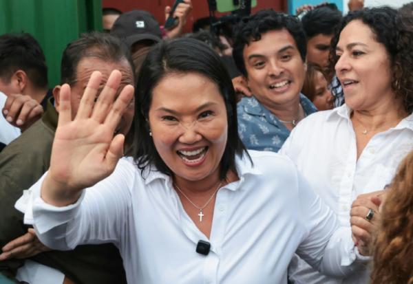 La candidate à la présidentielle du parti Force Populaire, Keiko Fujimori, salue ses partisans lors d'un meeting de campagne dans un marché de Callao, près de Lima, au Pérou, le 18 mai 2026