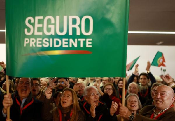 Des partisans du candidat socialiste à la présidentielle au Portugal Jose Antonio Seguro réagissent aux sondages à la sortie des urnes le donnant en tête à l'issue du premier tour, le 18 janvier 2026 à Caldas da Rainha