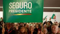 Des partisans du candidat socialiste à la présidentielle au Portugal Jose Antonio Seguro réagissent aux sondages à la sortie des urnes le donnant en tête à l'issue du premier tour, le 18 janvier 2026 à Caldas da Rainha