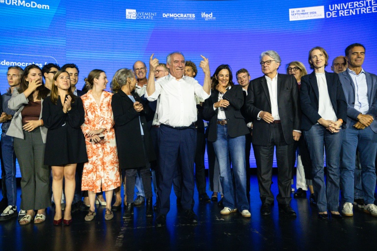 L'ancien Premier ministre François Bayrou (C) en clôture de l'Université de  rentrée du MoDem à L'Isle-sur-la-Sorgue, dans le Vaucluse, le 20 septembre 2026
