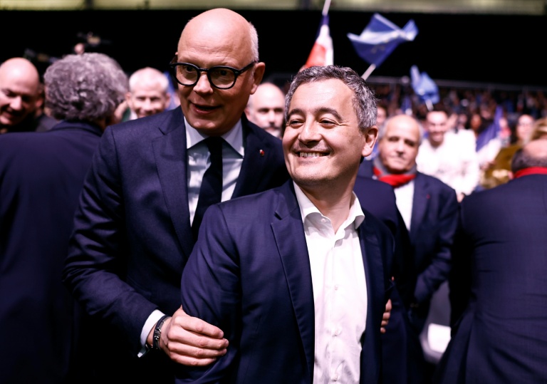 Edouard Philippe pose avec Gérald Darmanin, alors ministre de l'Intérieur, le 9 mars 2024 à Lille