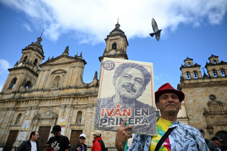 Un partisan du candidat à la présidentielle colombienne Ivan Cepeda tient une pancarte avant un meeting de campagne sur la Plaza Bolivar à Bogota, le 22 mai 2026