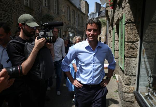 Le secrétaire général de Renaissance Gabriel Attal en déplacement à Landerneau, dans le Finistère, le 23 juillet 2026