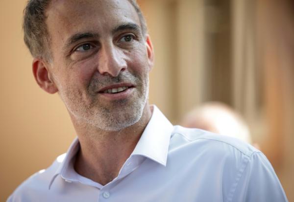 Le leader du parti Place publique Raphaël Glucksmann, le 12 août 2026 à Jonquière