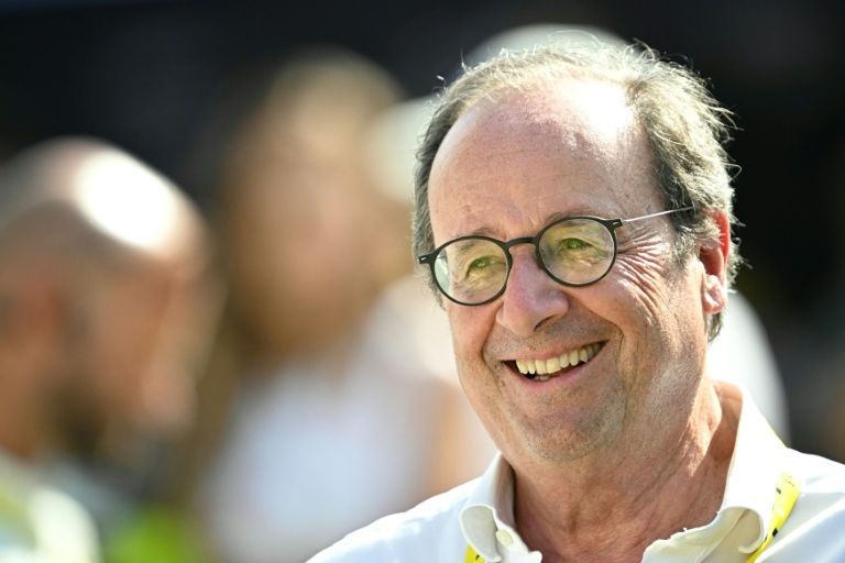 L'ancien président François Hollande assiste au Tour de France le 12 juillet 2026