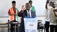 Le président sortant et candidat à la présidentielle ivoirienne Alassane Ouattara après avoir voté, le 25 octobre 2025 à Abidjan