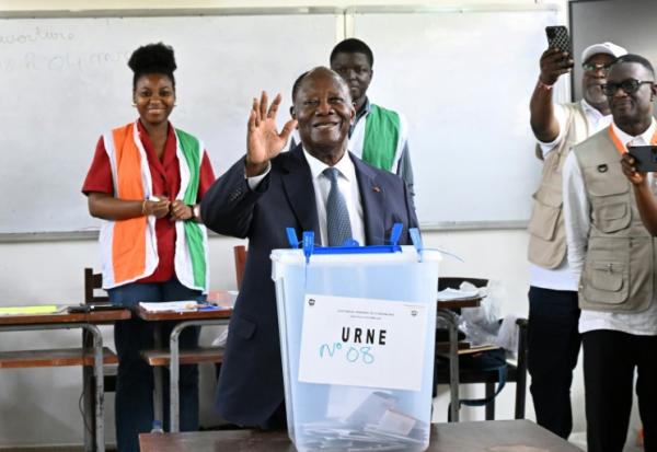 Le président sortant et candidat à la présidentielle ivoirienne Alassane Ouattara après avoir voté, le 25 octobre 2025 à Abidjan