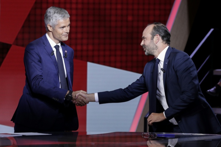Edouard Philippe, à droite, alors Premier ministre, serre la main de Laurent Wauquiez, à gauche, alors président du parti Les Republicains, durant 