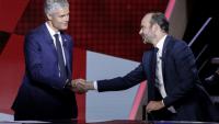 Edouard Philippe, à droite, alors Premier ministre, serre la main de Laurent Wauquiez, à gauche, alors président du parti Les Republicains, durant "L'émission politique" sur France 2 le 27 septembre 2018 à Saint-Cloud, dans les Hauts-de-Seine