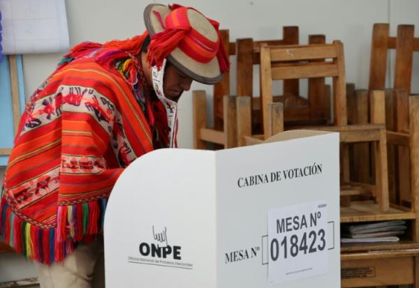 Un habitant vote lors du second tour de l'élection présidentielle dans un bureau de vote d'Ollantaytambo, dans le département de Cusco, au Pérou, le 7 juin 2026
