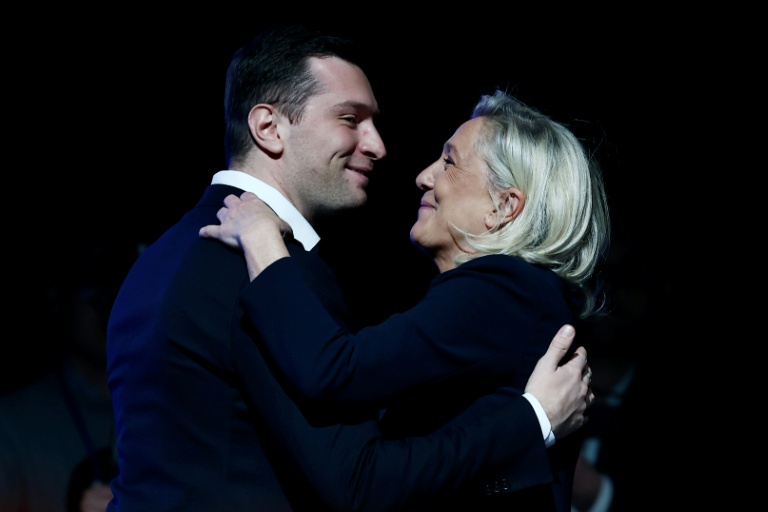 Le président du Rassemblement National (RN), Jordan Bardella, et la présidente du groupe parlementaire du RN, Marine Le Pen, lors d'un rassemblement à Châlons-en-Champagne, le 18 mars 2026 dans la Marne