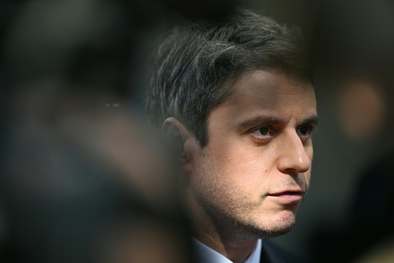 Gabriel Attal répond aux questions de la presse, le 1er mai 2026 à Vanves (Hauts-de-Seine)