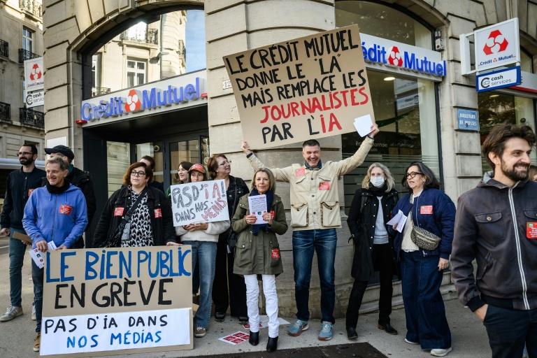 Des journalistes de titres appartenant au groupe Ebra en grève devant une agence du Crédit Mutuel, propriétaire du groupe, à Dijon, le 9 octobre 2026