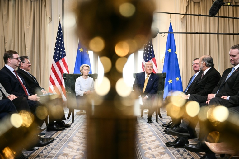 La présidente de la Commission européenne Ursula von der Leyen et le président américain Donald Trump, le 27 juillet 2025 à Turnberry, en Ecosse