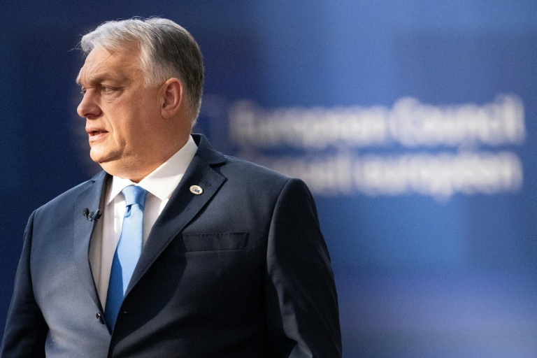 Le Premier ministre hongrois Viktor Orban répond aux questions des journalistes à Bruxelles le 19 mars 2026