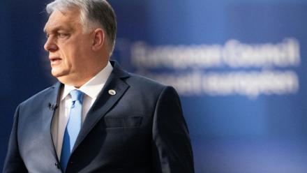 Le Premier ministre hongrois Viktor Orban répond aux questions des journalistes à Bruxelles le 19 mars 2026