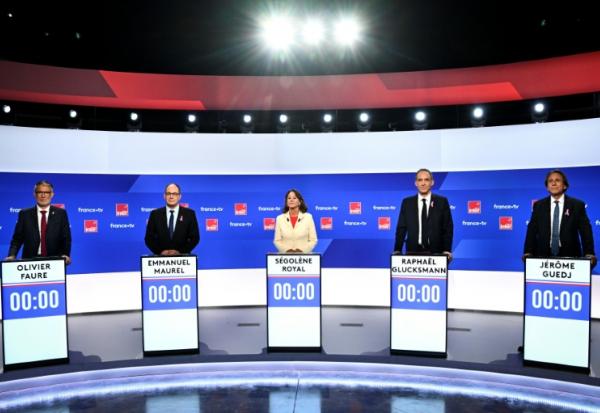 Les candidats à la primaire sociale-démocrate, photographiés le 1er octobre 2026, avant un débat télévisé, à Paris : (à partir de la gauche) Olivier Faure, Emmanuel Maurel, Ségolène Royal, Raphaël Glucksmann et Jérôme Guedj