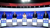 Les candidats à la primaire sociale-démocrate, photographiés le 1er octobre 2026, avant un débat télévisé, à Paris : (à partir de la gauche) Olivier Faure, Emmanuel Maurel, Ségolène Royal, Raphaël Glucksmann et Jérôme Guedj