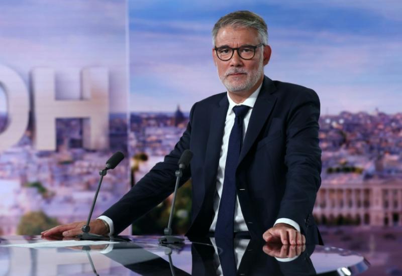 Le premier secrétaire du Parti socialiste (PS), Olivier Faure, sur le plateau du 20H de TF1 pour annoncer sa candidature à la primaire de la gauche pour l'élection présidentielle de 2027, le 30 août 2026 à Boulogne-Billancourt, près de Paris 