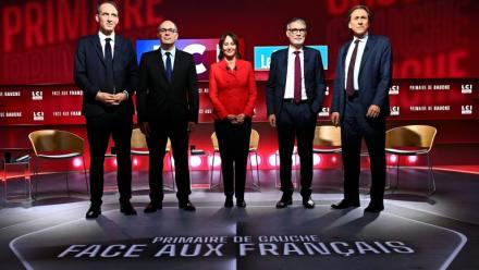 Les candidats de la primaire sociale-démocrate avant un débat télévisé dans les studios de LCI, le 23 septembre 2026 à Boulogne-Billancourt, dans les Hauts-de-Seine