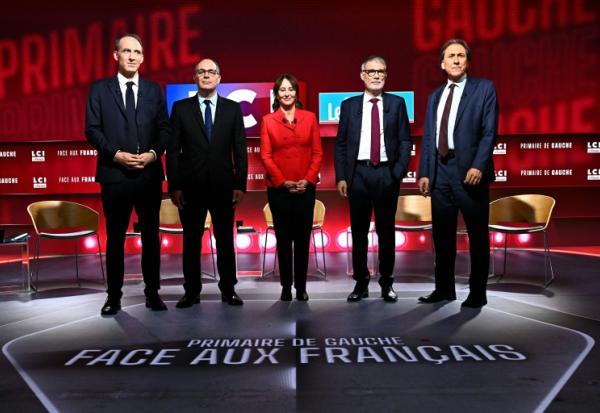 Les candidats de la primaire sociale-démocrate posent à l'occasion d'un débat télévisé, le 23 septembre 2026 à Boulogne-Billancourt (Hauts-de-Seine)