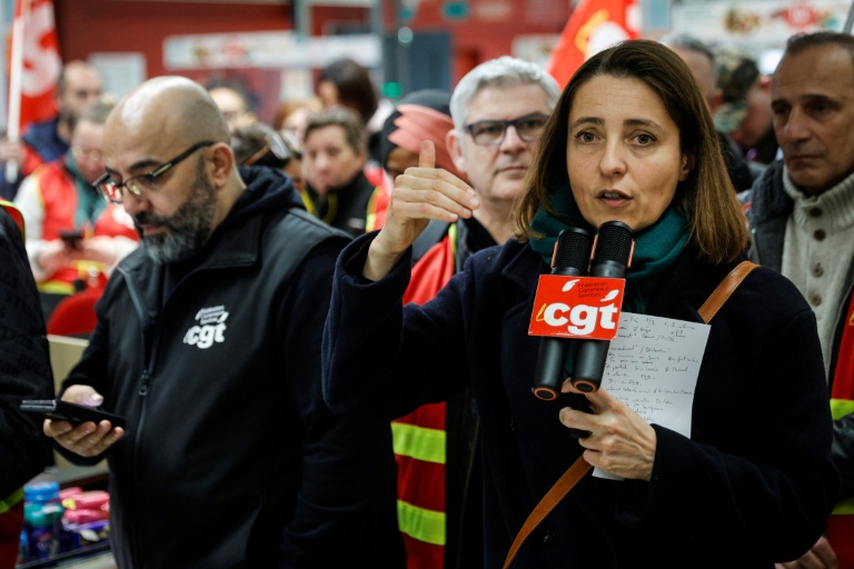 Sophie Binet (d), secrétaire générale de la CGT, lors d'une manifestation éclair dans un centre commercial à Bagnolet, près de Paris, le 1er avril 2026