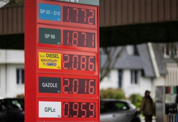 Face à la hausse des prix des carburants, le gouvernement a annoncé des mesures de soutien à la trésorerie des secteurs des transports, de la pêche et de l'agriculture, mais sans aide directe à la pompe