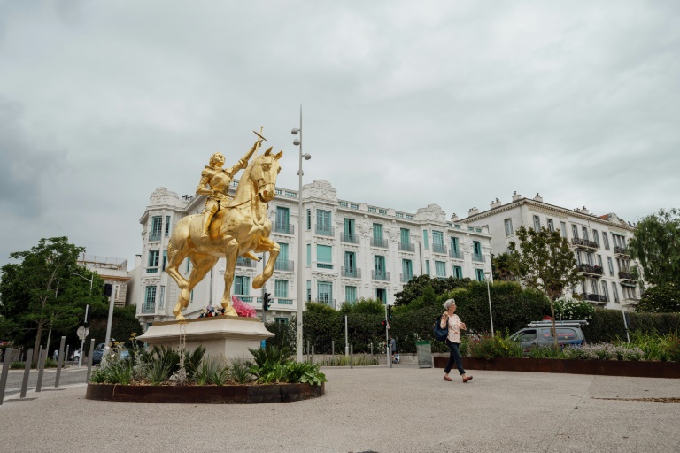 Cette statue équestre de Jeanne d'Arc, photographiée le 2 juin 2025 à Nice, a été réalisée par l'atelier Missor sans mise en concurrence dans ce marché public