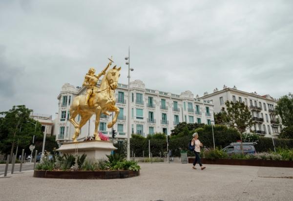 Cette statue équestre de Jeanne d'Arc, photographiée le 2 juin 2025 à Nice, a été réalisée par l'atelier Missor sans mise en concurrence dans ce marché public