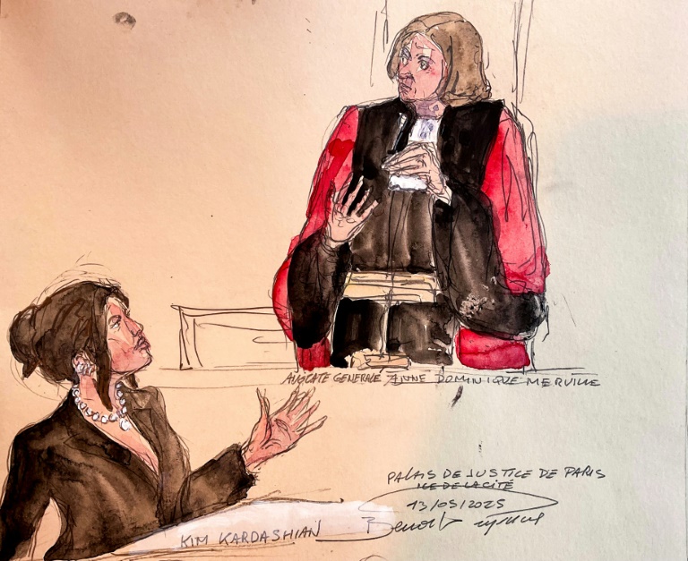 Croquis d'audience représentant l'influenceuse Kim Kardashian (g), à côté de l'avocate générale Anne-Dominique Merville, le 13 mai 2025 au palais de Justice de Paris