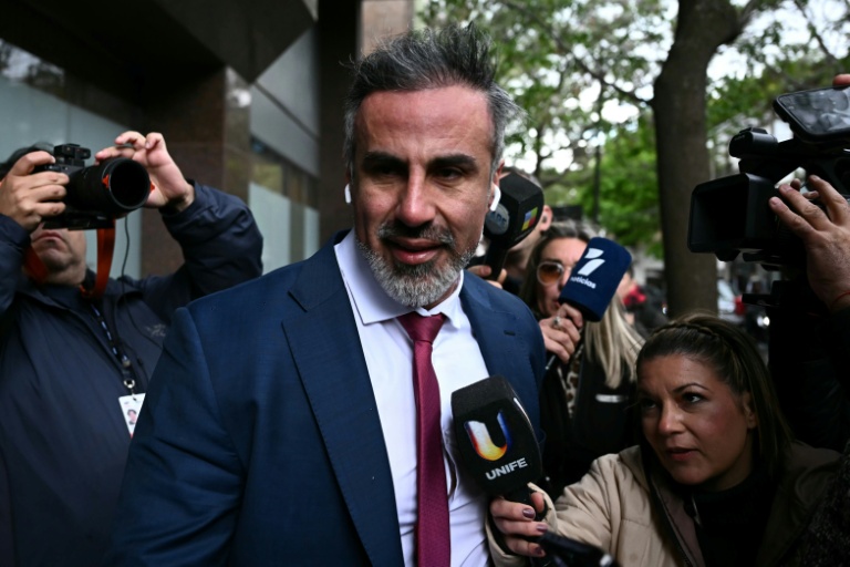 Le neurochirurgien Leopoldo Luque arrive tribunal de San Isidro pour les plaidoiries de la défense dans le procès concernant le décès de la légende du football argentin Diego Maradona, le 21 octobre 2026 dans la province de Buenos Aires, en Argentine