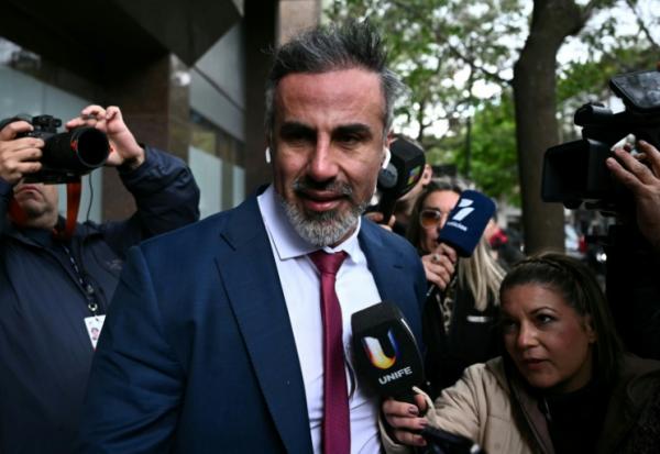 Le neurochirurgien Leopoldo Luque arrive tribunal de San Isidro pour les plaidoiries de la défense dans le procès concernant le décès de la légende du football argentin Diego Maradona, le 21 octobre 2026 dans la province de Buenos Aires, en Argentine