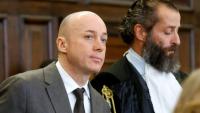 L'ex-commandant de l'armée ukrainienne, Serguiï K. (g) aux côtés de son avocat, Nicola Canestrini, avant le début de son procès pour le sabotage des gazoducs Nord Stream, à Hambourg, le 14 octobre 2026 dans le nord de l'Allemagne