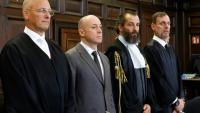 L'ex-officier ukrainien Serguiï (2ème en partant de la gauche), entouré de ses avocats Nicola Canestrini (le premier à sa droite), Lars Brögeler (le second à sa droite) et Jes Meyer-Lohkamp (à sa gauche), avant le début du procès sur le sabotage des gazoducs Nord Stream, au tribunal de Hambourg (nord de l'Allemagne), le 14 octobre 2026